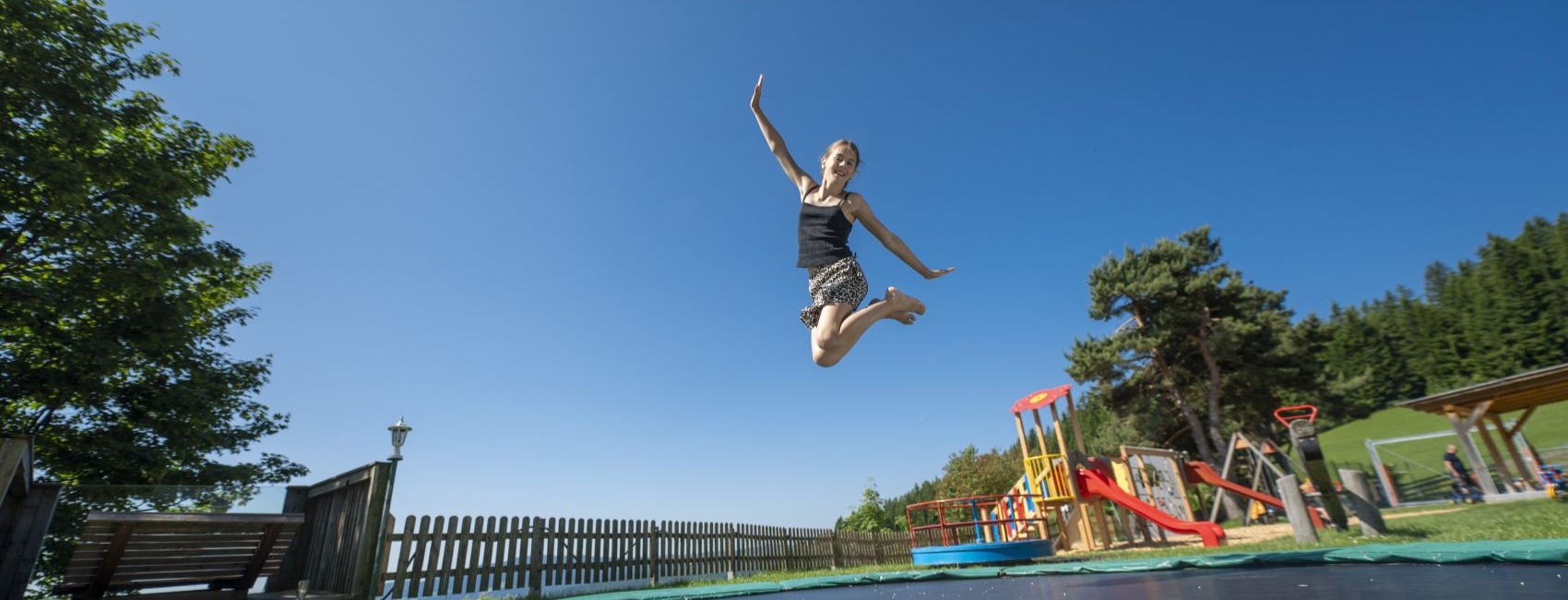 Mädchen hüpft am Trampolin (Foto:. Niki Pommer).
